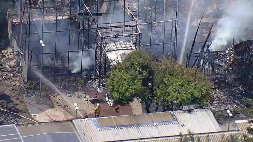 Bombeiros combatem chamas nos Estúdios Globo — Foto: Reprodução/TV Globo