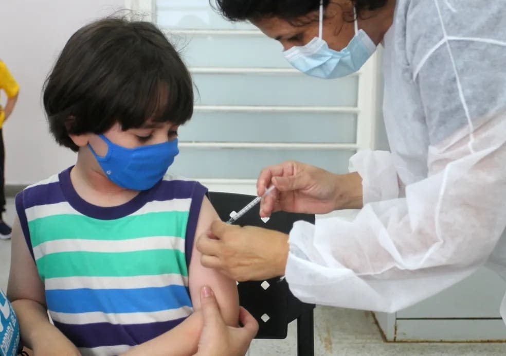 Criança tomando vacina de covid