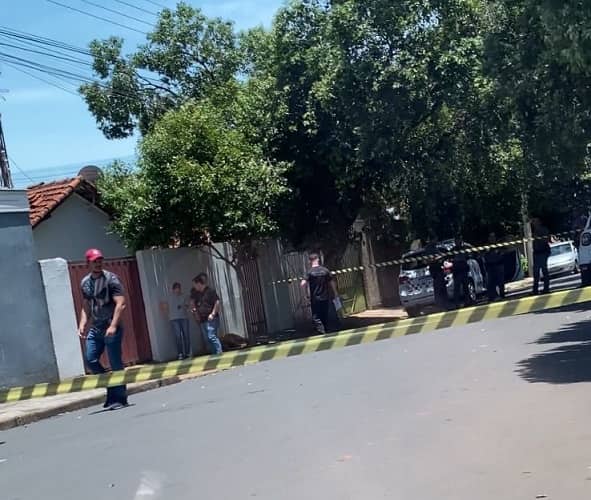 Policiais no local do crime, no bairro Palmeiras