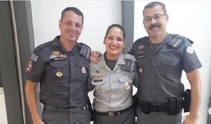 Coronel Adriana ladeada pelo tenente-coronel Marcos Rogério (esquerda) e tenente-coronel Osny (direita)