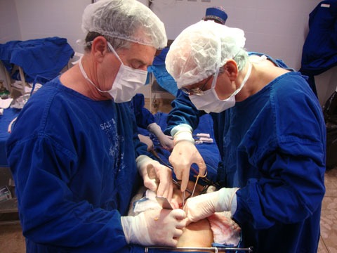 Walter Paschoal Pompílio (à direita) ao lado do médico Celso Gonçalves, durante cirurgia na Santa Casa de Araçatuba - Foto: Divulgação