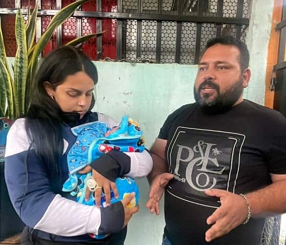 Os pais com o recém-nascido salvo com a ajuda PM (Foto: Divulgação)