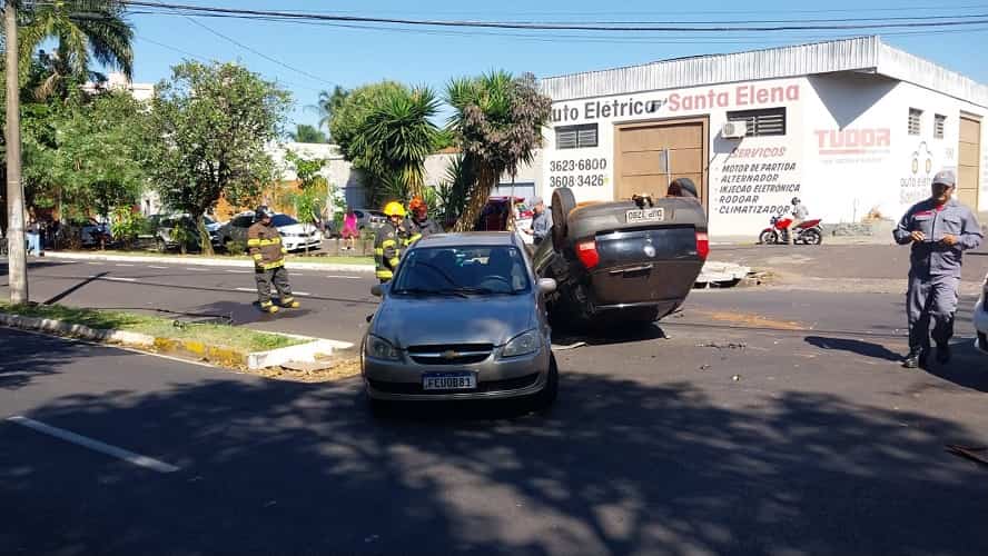 Acidente ocorreu na avenida Waldemar Alves, em Araçatuba (Fotos: Silvio Romeiro/ Araçatuba Acontece)