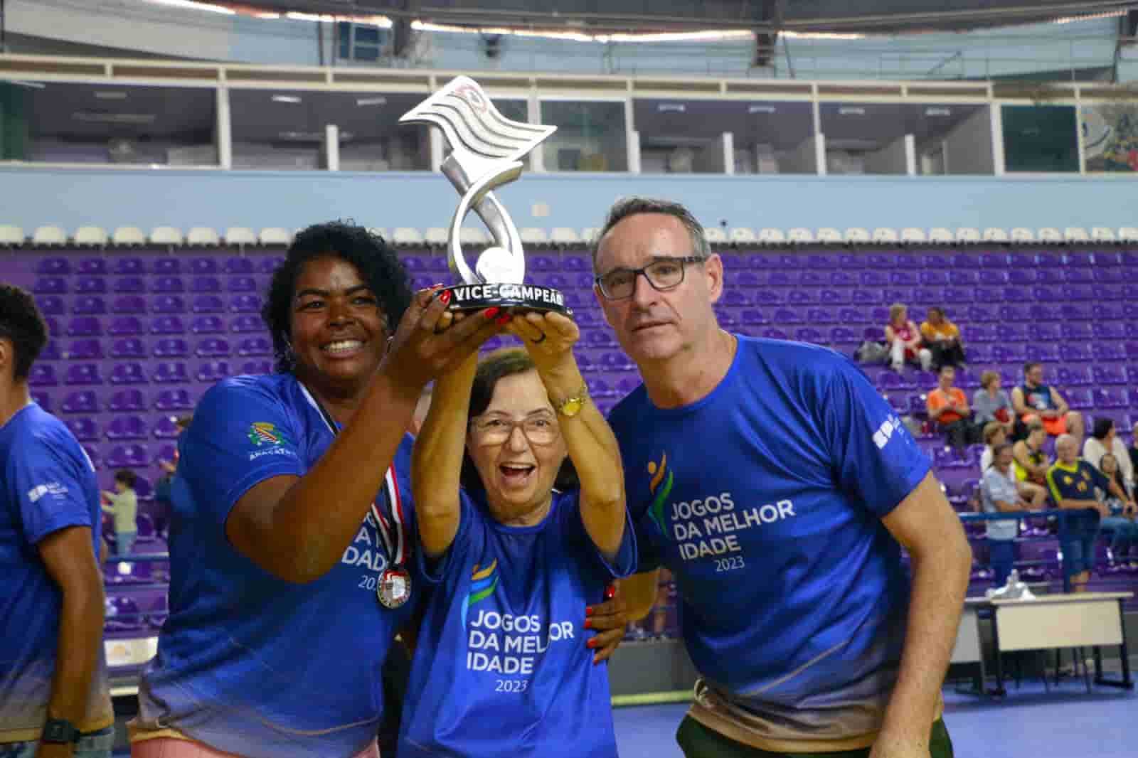 A vice-prefeita Edna Flor (centro) ergue a taça de prata ao lado da diretora de Esportes, Andréa Saúde, e do secretário Sérgio Tumelero - Foto: Divulgação