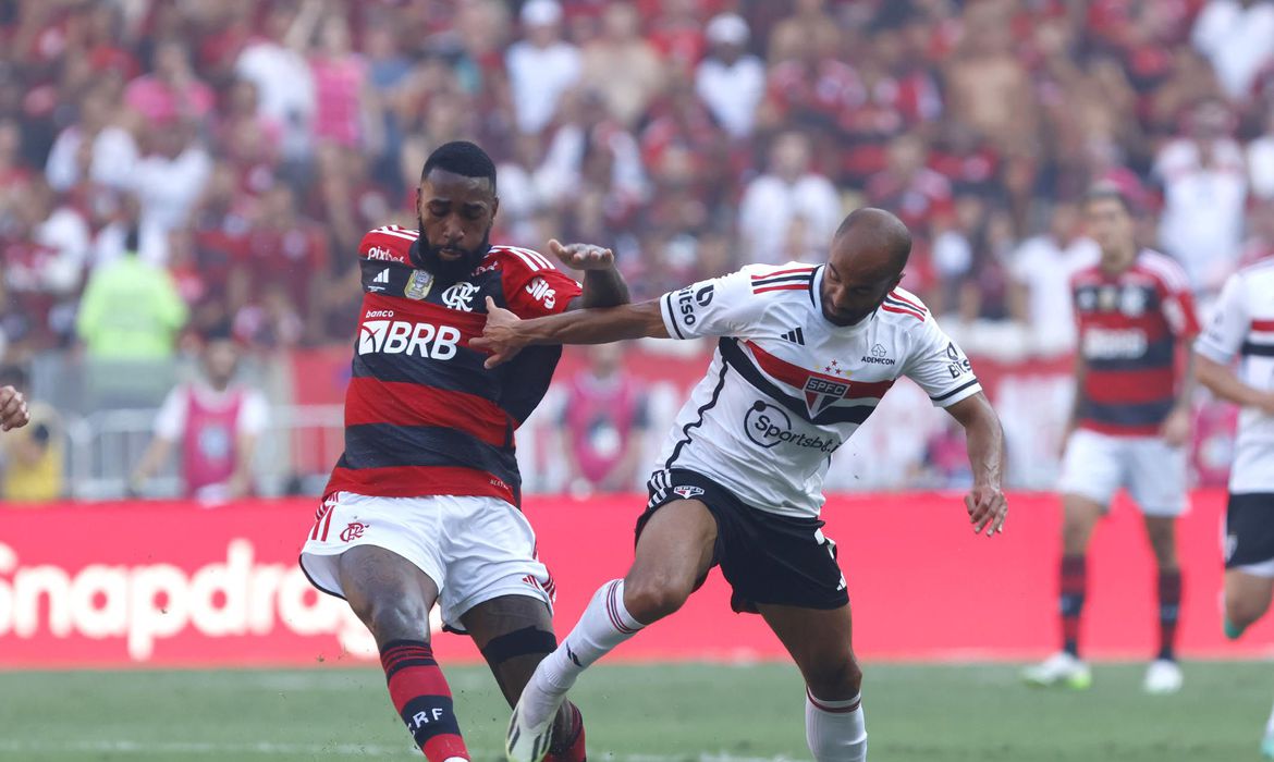 Jogadores do São Paulo e Flamengo disputando bola