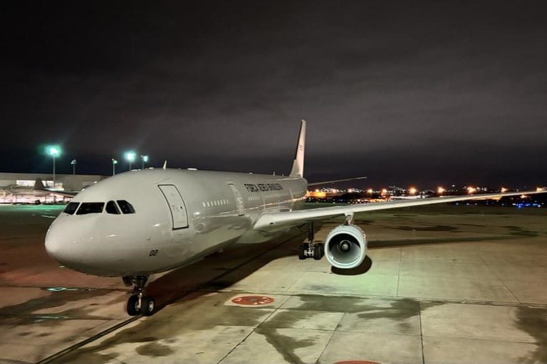 Aeronave KC-30 (Airbus A330 200), da FAB, pousou às 1h45 (horário de Brasília) com 215 brasileiros e 16 pets, após terem sido transportados em segurança das áreas de conflitos - Foto: GovBR e FAB