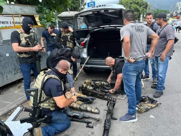 Armas desviadas apreendidas no RJ (Divulgação/Polícia Civil do Rio de Janeiro)