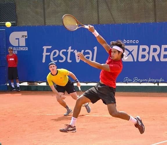 Luís Britto (de vermelho) obteve mais 16 pontos no  ranking da ATP