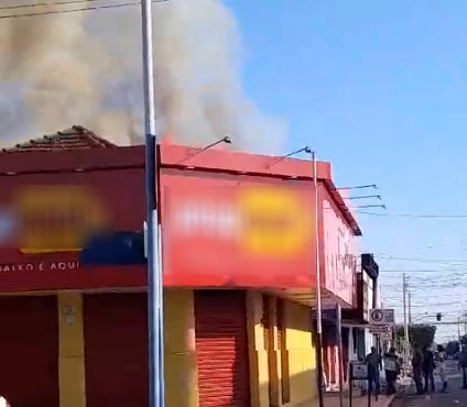é possível ver ao fundo a fumaça do prédio que abrigava a relojoaria na avenida Rio Branco