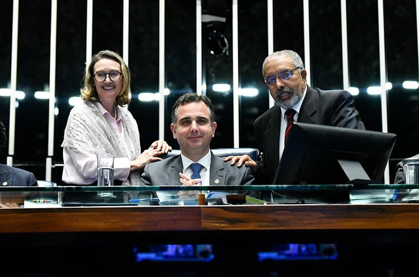 Paim (dir) e Rodrigo Pacheco, com a autora do projeto, Maria do Rosário, quando da aprovação no Senado - Foto: Agência Senado