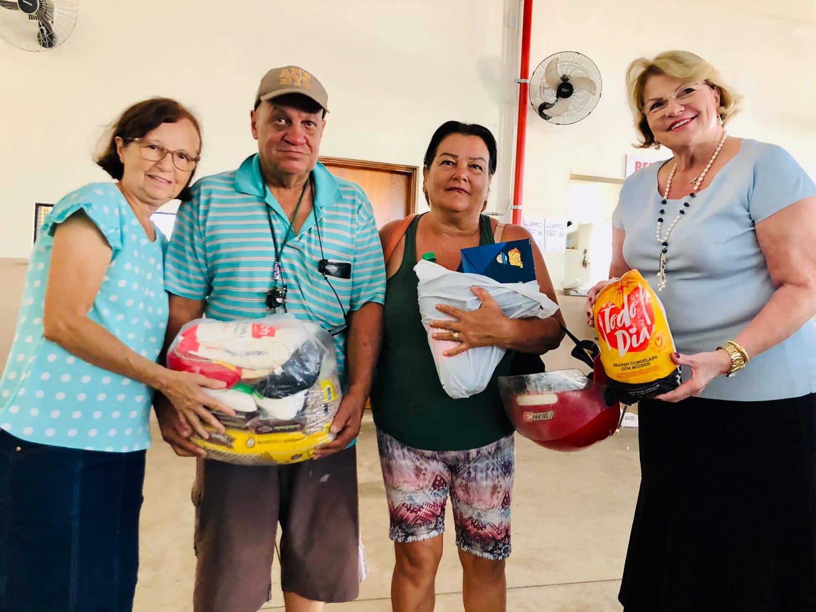 entrega de cestas de natal em Aracatuba