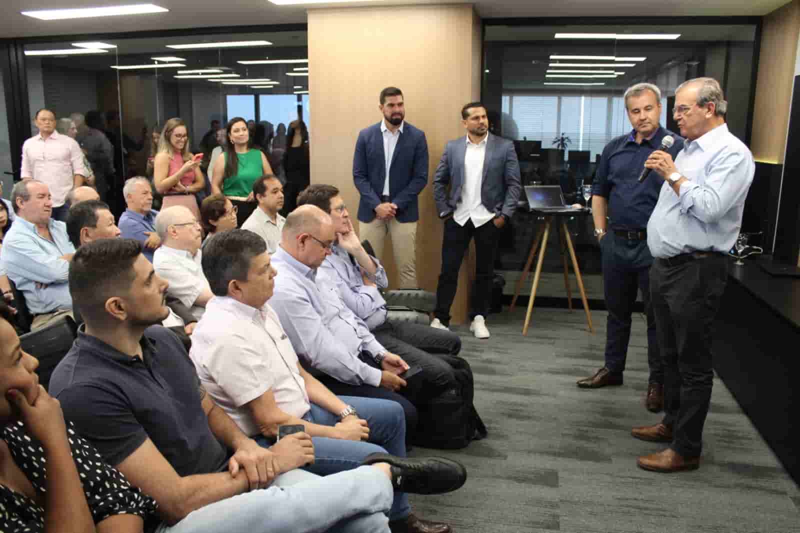 Diretor comercial da TIM, Guilherme Tozo, ao lado do prefeito Dilador: até o final do ano 70% da cidade terá a nova tecnologia