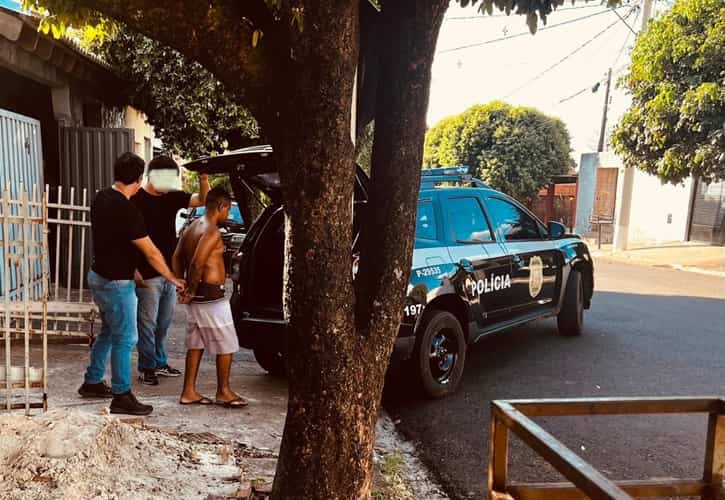 Momento em que acusado foi preso pela Polícia Civil em Valparaíso (SP)