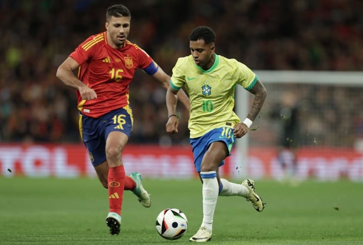 Rodrygo teve bom desempenho nos amistosos de março pela Seleção Brasileira (Créditos: Rafael Ribeiro/CBF)