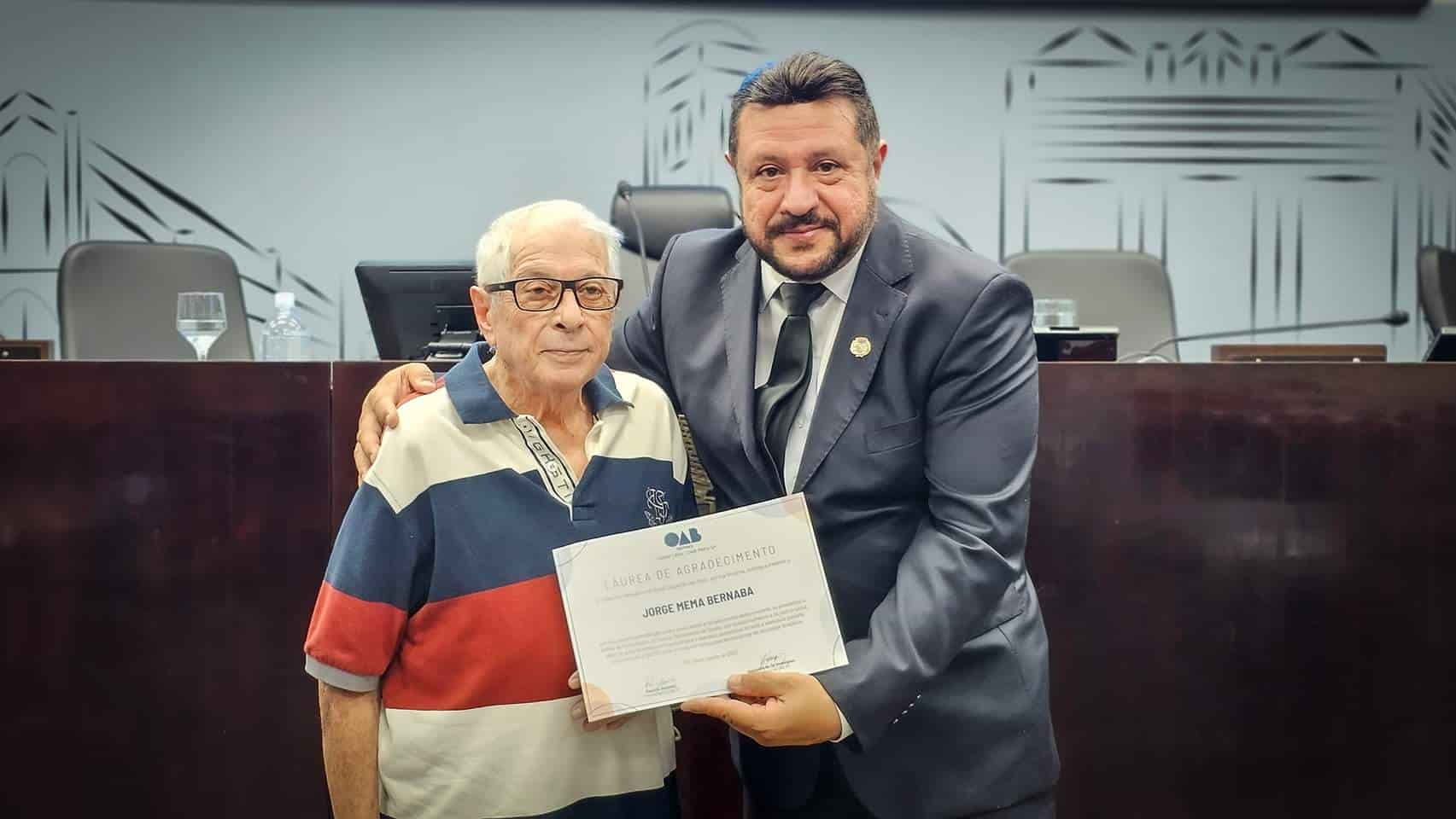 Jorge Mema Bernaba (à esq) recebe homenagem do ex-aluno, o vereador Dr. Alceu, em agosto do ano passado - Foto: José Marcos Taveira