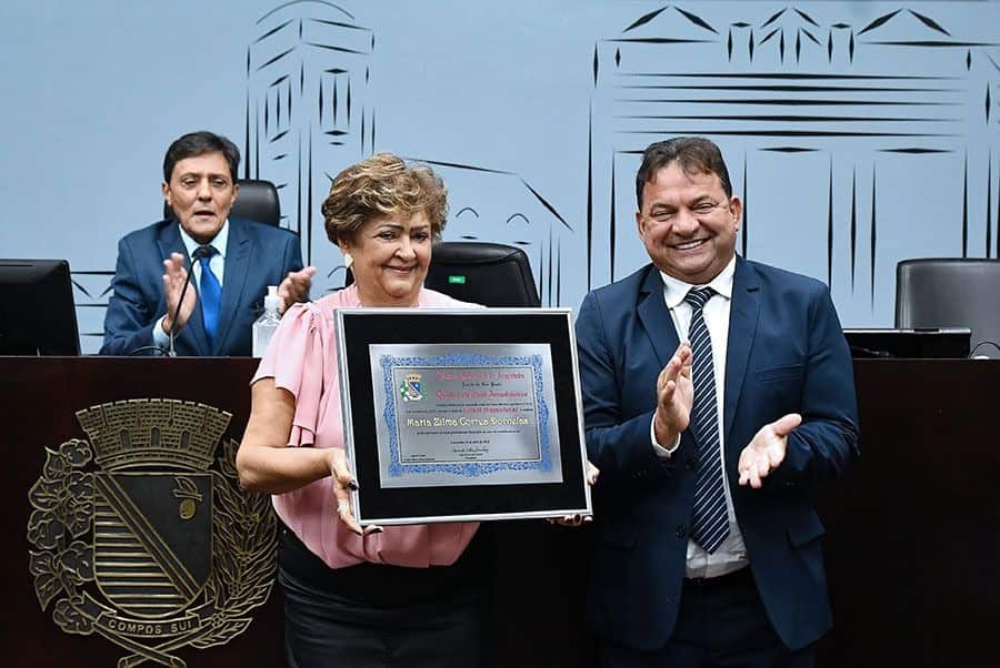 Maria Zilma ao lado do autor da homenagem, vereador Batata - Foto: Angelo Cardoso/Câmara de Araçatuba