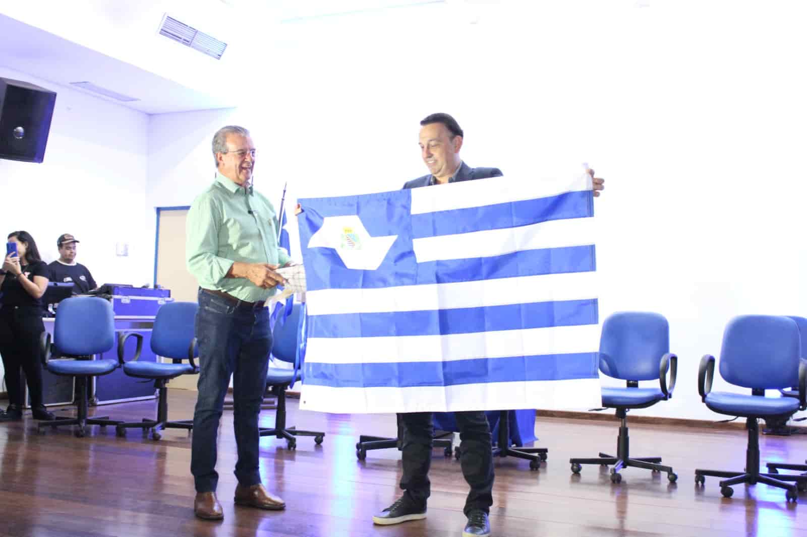 Dilador entrega a bandeira de Araçatuba a Felicio Ramuth - Foto: Divulgação