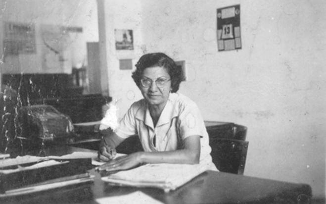 Amelia Abujamra trabalhando em sua mesa