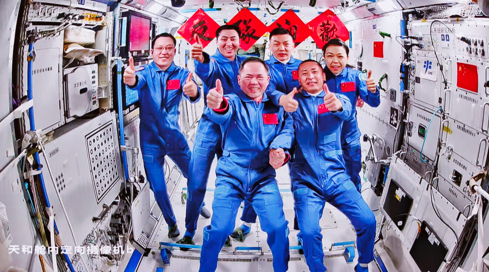 China lança missão com astronauta que ficará um ano no espaço Os três astronautas a bordo da nave espacial chinesa Shenzhou XXIII entraram na estação e se encontraram com outro trio de astronautas