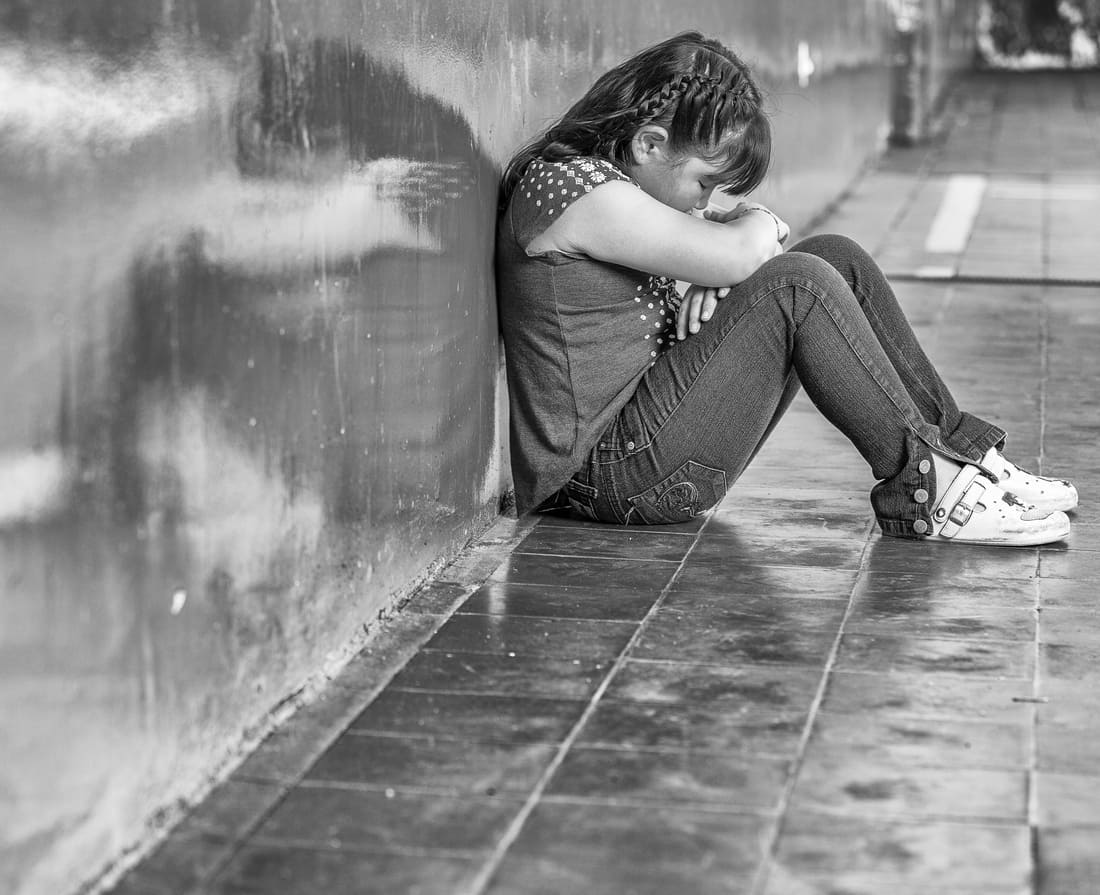 Conceito de bullying. Estudante triste isolado na escola