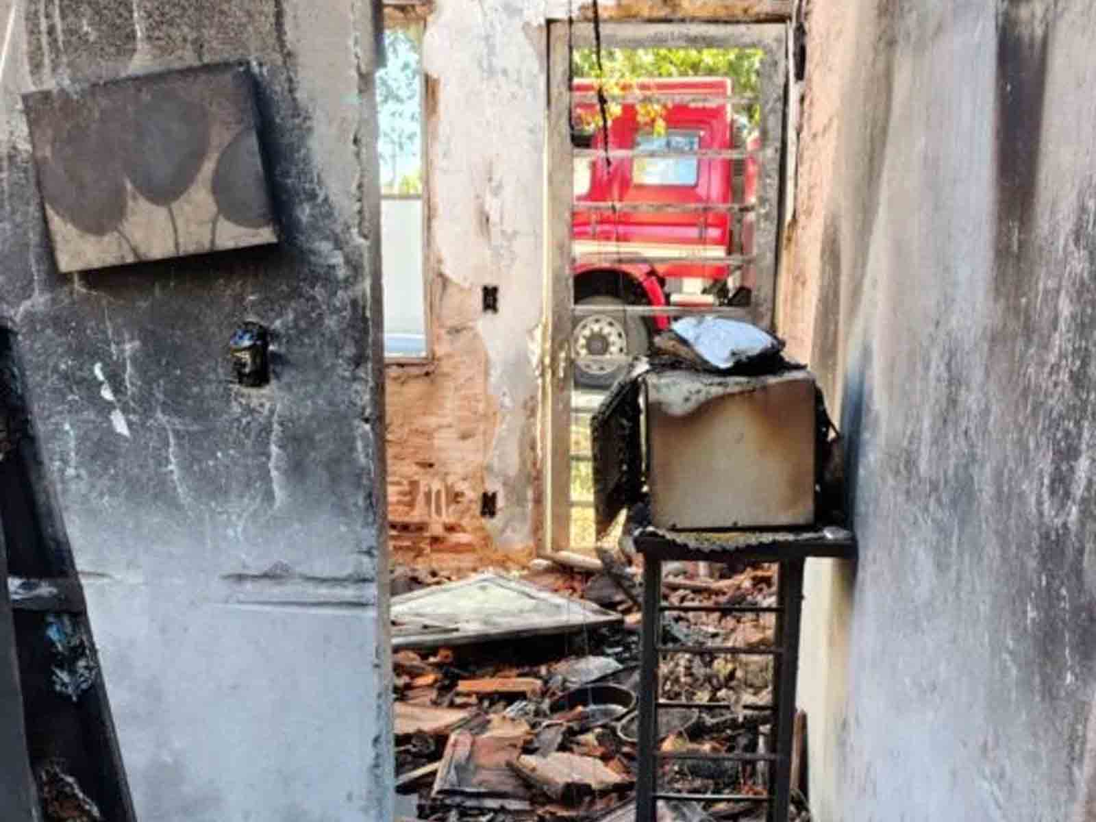 Incêndio assusta moradores e destrói residência em Birigui incendio 1