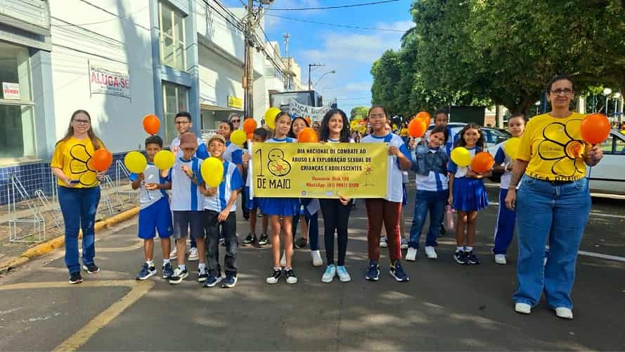 Passeata mobiliza crianças em campanha contra abuso infantil em Guararapes passeata guararapes