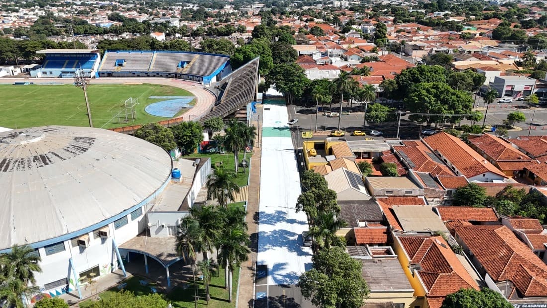 Rua Coelho Neto tem interdição parcial para pintura da Copa rua coelho neto em Aracatuba