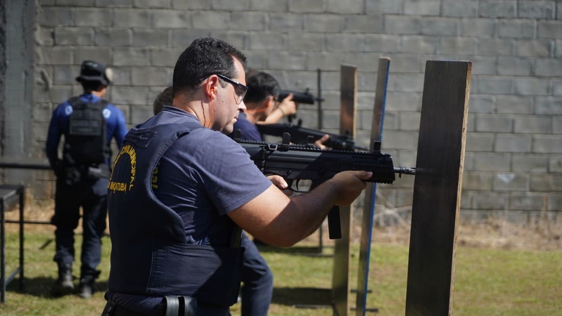 treinamento de grupo de elite da GCM de Aracatuba