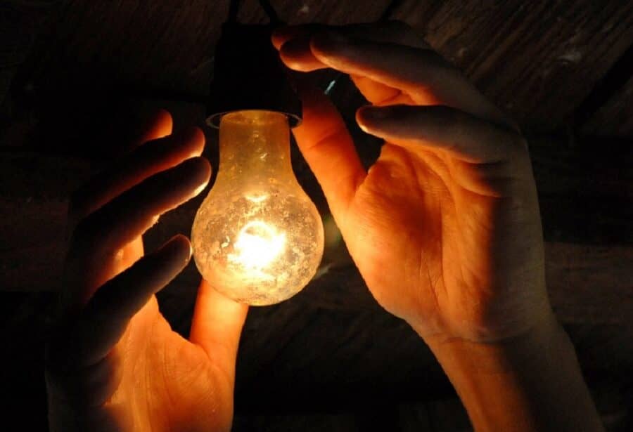 Conta de luz continua mais cara em julho; Aneel mantém bandeira amarela Luz bandeira energia 2
