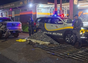PM apreende 18 fuzis e drogas durante operacao