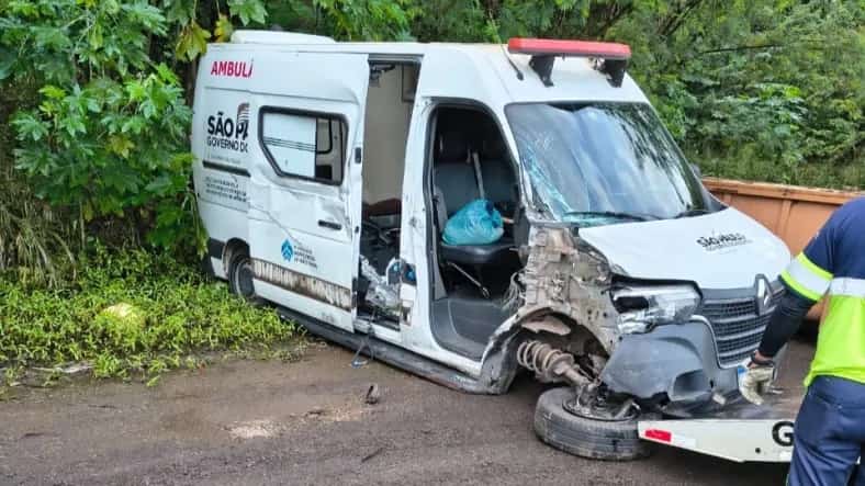Ambulância que seguia para hospital em SP bate após pneu estourar na Rondon acid ambulancia 1