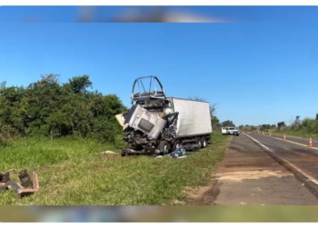 Caminhão bateu na traseira de um semirreboque em rodovia em Presidente Venceslau — Foto: Toninho Moré