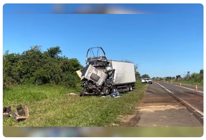 Caminhão bateu na traseira de um semirreboque em rodovia em Presidente Venceslau — Foto: Toninho Moré