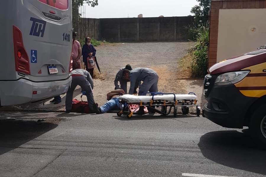 Motociclista fica ferido após bater em ônibus no Umuarama acidente
