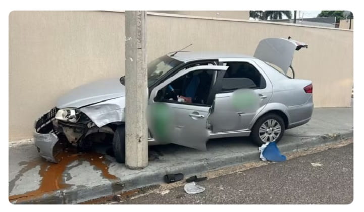 Motorista de app é roubado e criminosos batem carro durante fuga na região acidente poste