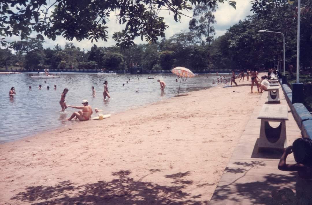 adultos descansando na margem do lago no Aracatuba Country Clube