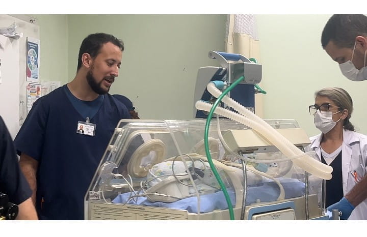 Após espera angustiante, gêmeos prematuros de Araçatuba conseguem vagas em UTI bebes prematuros Transf