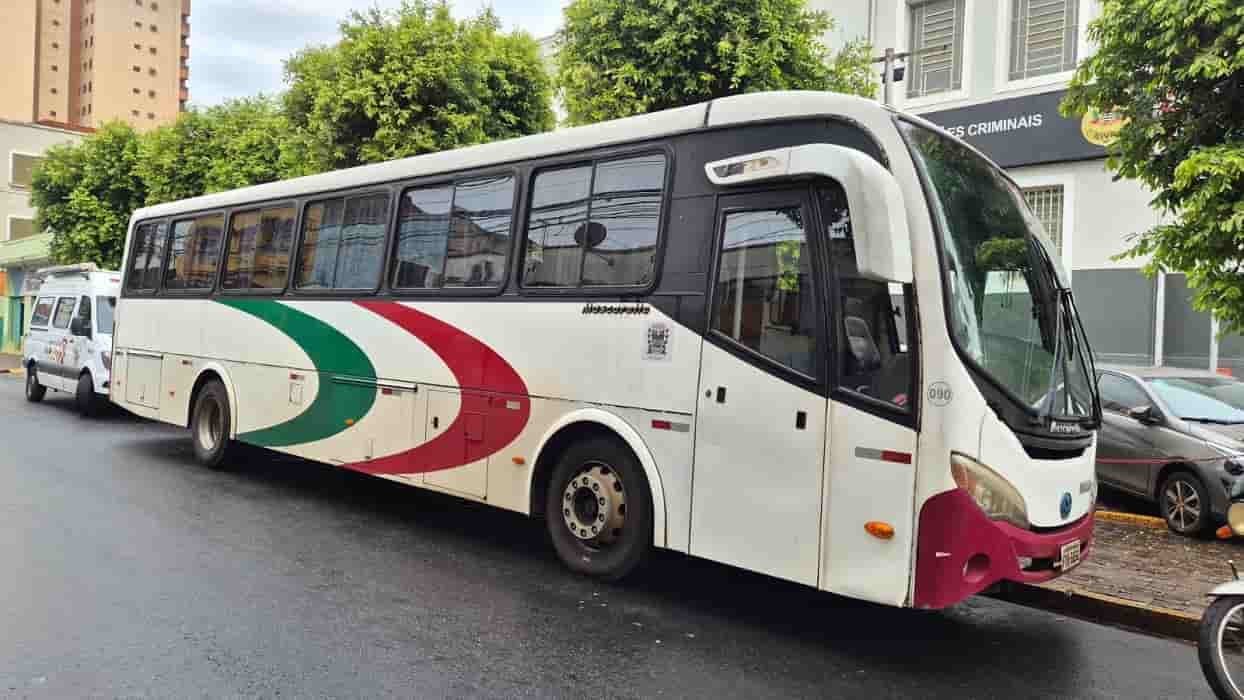 Tensão na estrada: suspeito armado sequestra ônibus com pacientes no interior de SP bus sequestro ribeirao