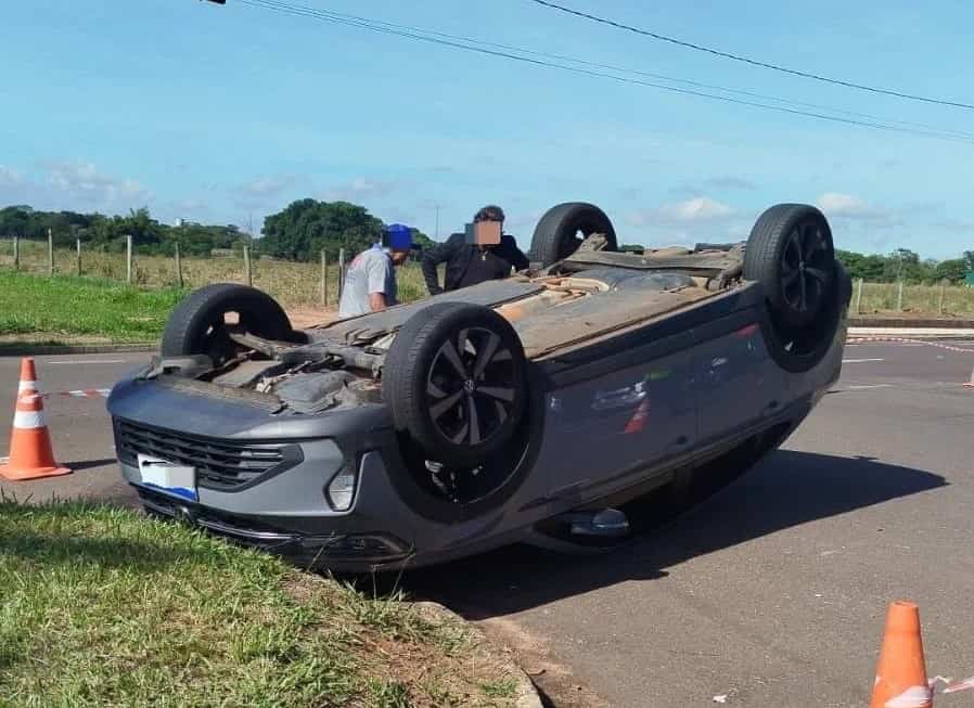Motorista fica ferida após veículo capotar em avenida de Araçatuba capotamento ata 1
