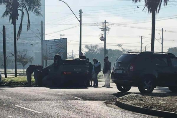 Motorista fica ferida após veículo capotar em avenida de Araçatuba capotamento concordia