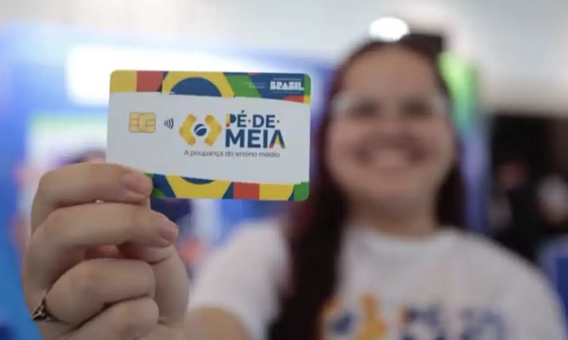 Abandono no ensino médio cai 61% desde lançamento do Pé-de-Meia, mostra Censo Escolar © MEC/Divulgação