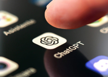 Ícone do aplicativo ChatGPT na tela do smartphone com o dedo pressionado