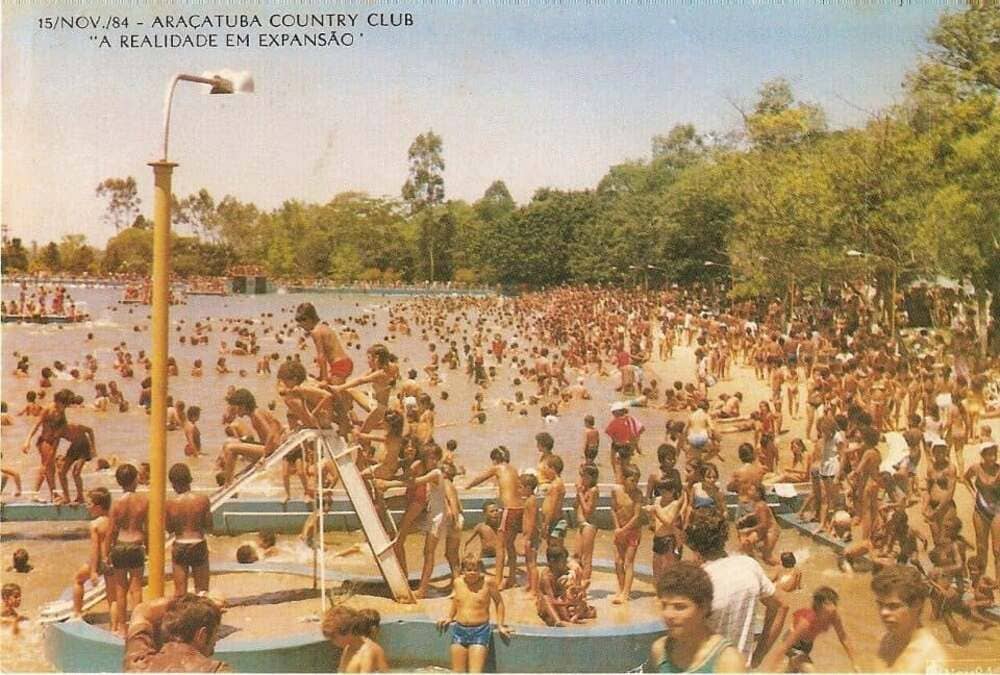 criancas brincando no Aracatuba Country Clube