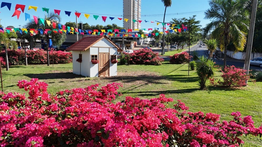 Araçatuba entra no clima junino com decoração na Avenida Brasília decoracao junina na Avenida Brasilia em Aracatuba