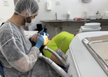 dentista em atendimento odontologico