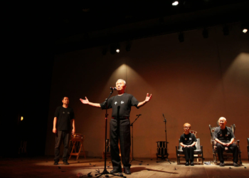 O espetáculo combina teatro documental, fotografias históricas e relatos reais para promover reflexões sobre paz, empatia e superação 
(Foto: Joelma Couto)