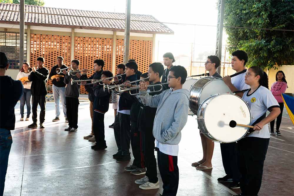 Projeto de fanfarra atende mais de 70 crianças e adolescentes em Guararapes fanfarra