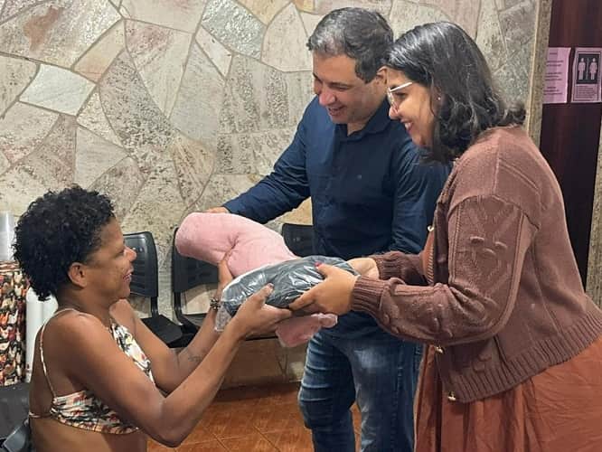 Araçatuba inicia entrega de kits de inverno para população de rua frio entrega