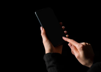 golpe celular mulher