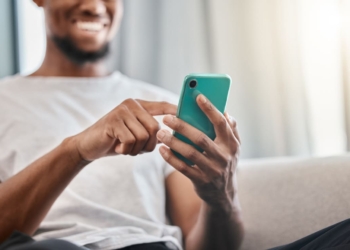 homem com smartphone